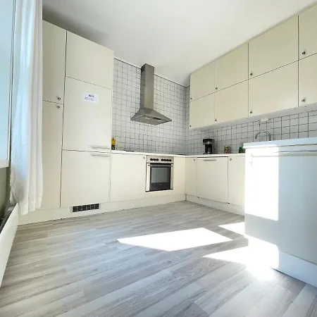 Apartment 1st Floor Oasis - Parking/wifi