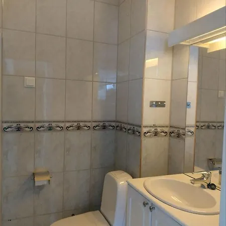 1st Floor Oasis - Parking/wifi Apartment